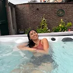 B En B * Volendam