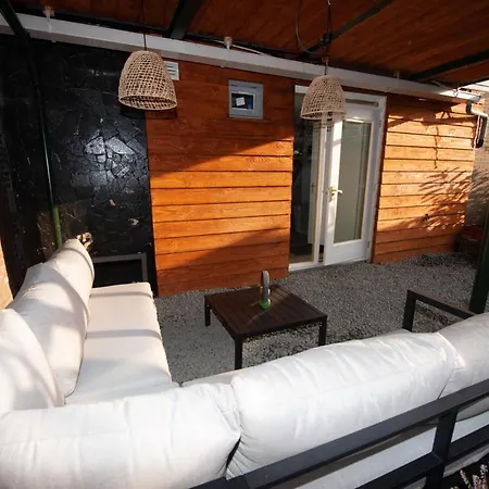 B En B Волендам