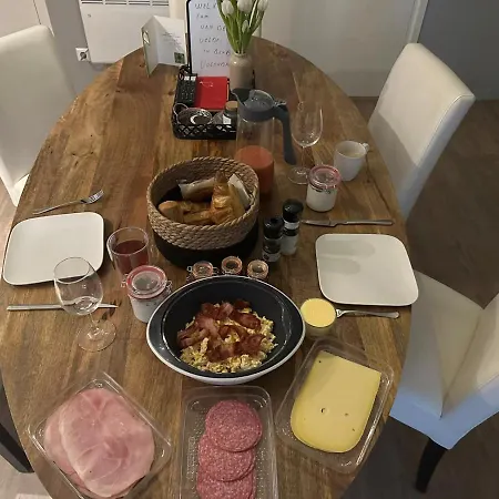 B En B Волендам