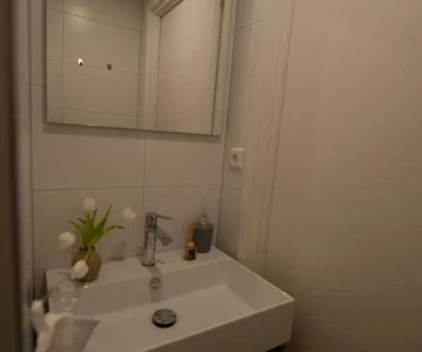 B En B Волендам