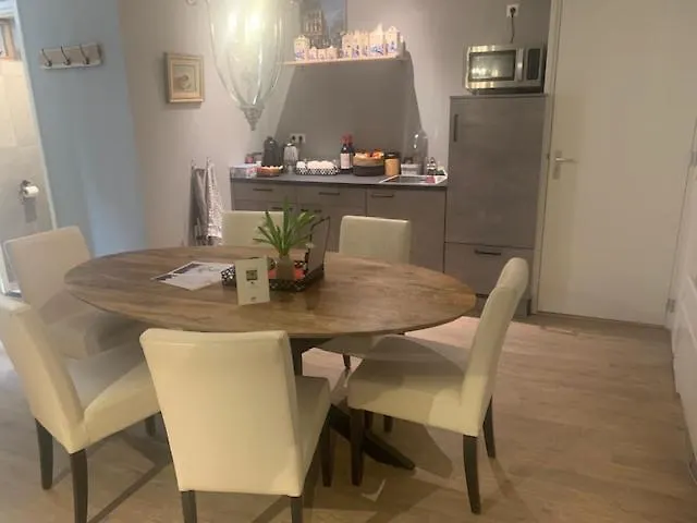 B En B Волендам