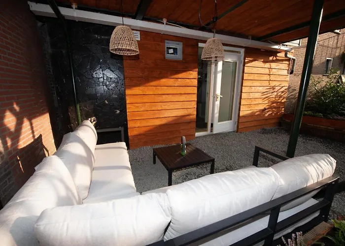 B En B Волендам